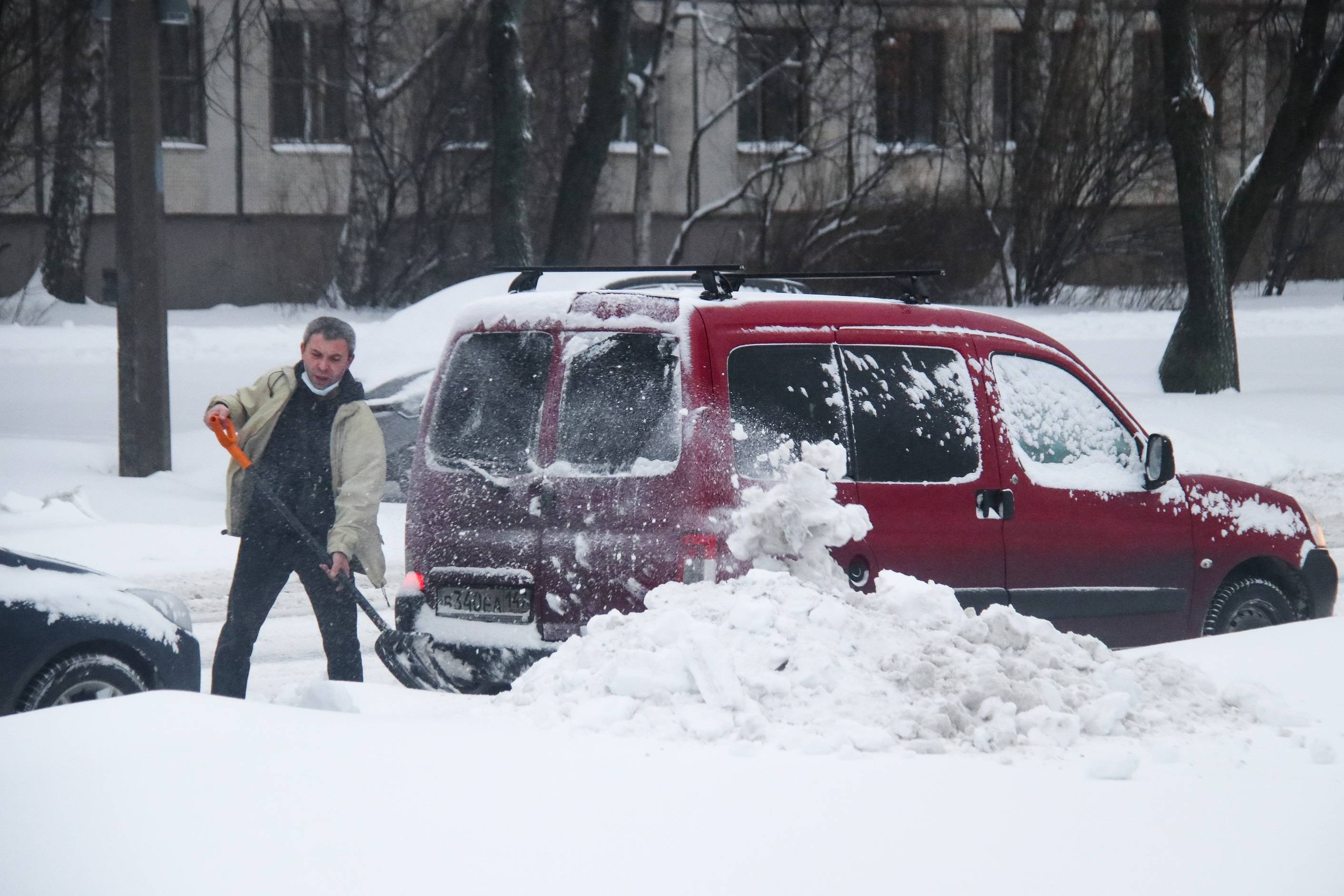 Врач скорой рассказал, как не чищенные от снега дворы Петербурга затрудняют госпитализацию