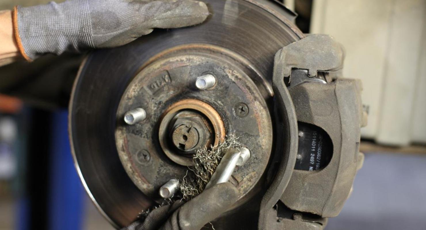 Почему тормоза у автомобиля требуют регулярной мойки?