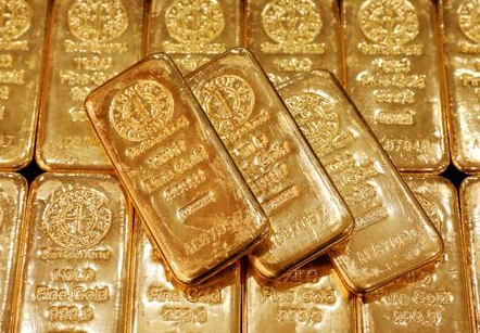 FILE PHOTO: Gold bullion is displayed at GoldSilver Central's office in Singapore June 19, 2017. REUTERS/Edgar Su/File Photo