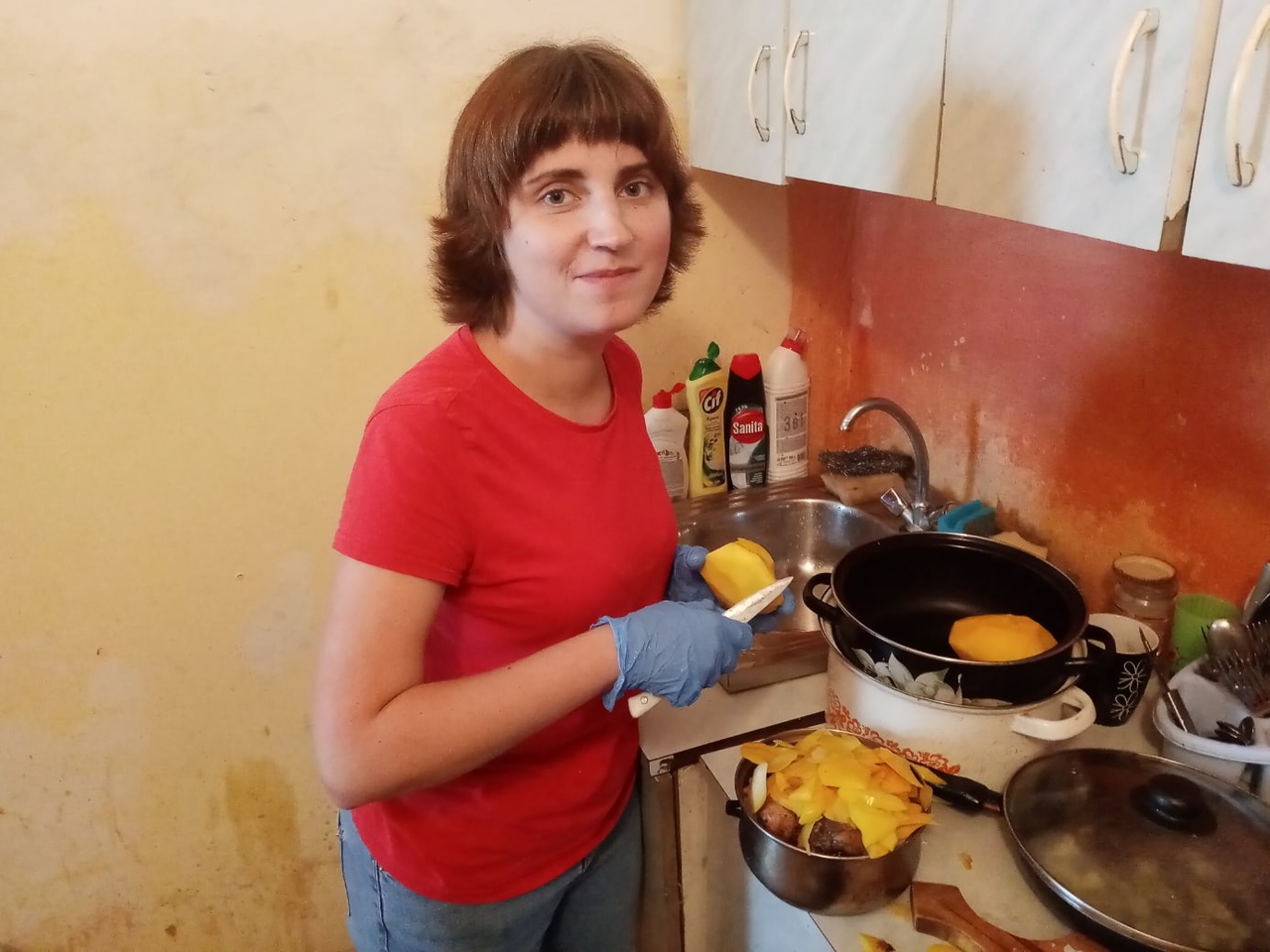 В Твери православная молодежь провела субботник в гостинице для бездомных
