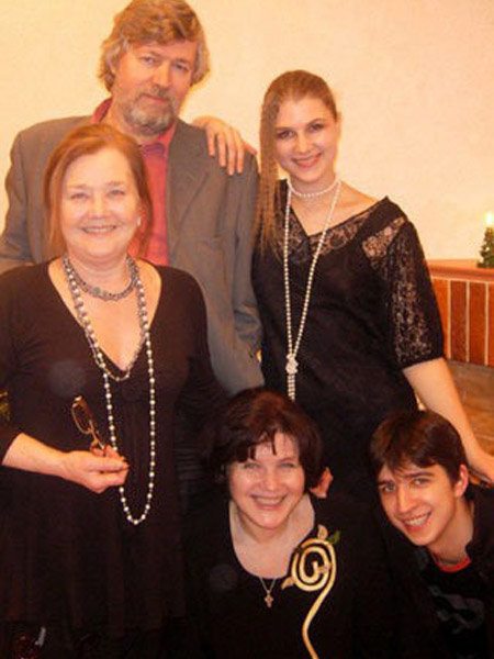 Тимофей Спивак, Марьяна Спивак (рядом с отцом), Жанна Прохоренко (внизу слева), Екатерина Васильева и Кирилл Петров