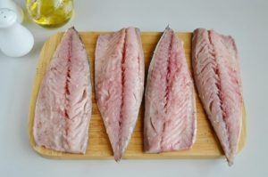 Готовим рулеты из скумбрии с овощами Готовим рулеты из скумбрии с овощами кулинария