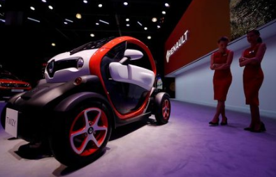 Models stand next to a Renault Twizy electric car at the 2018 Moscow International Auto Salon in Moscow, Russia August 29, 2018. REUTERS/Maxim Shemetov