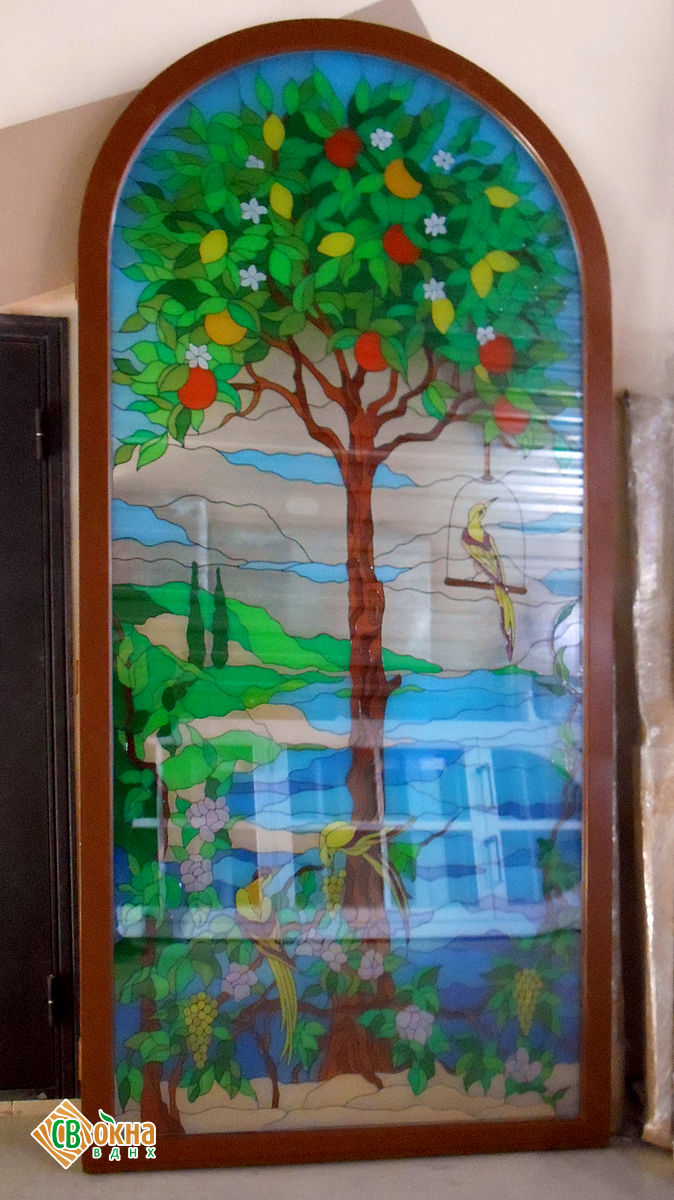 Деревянное окно с витражом в стеклопакете