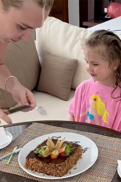 Веселый день рождения и купание в океане: как Пелагея с дочерью отдыхают на Мальдивах Звездные дети