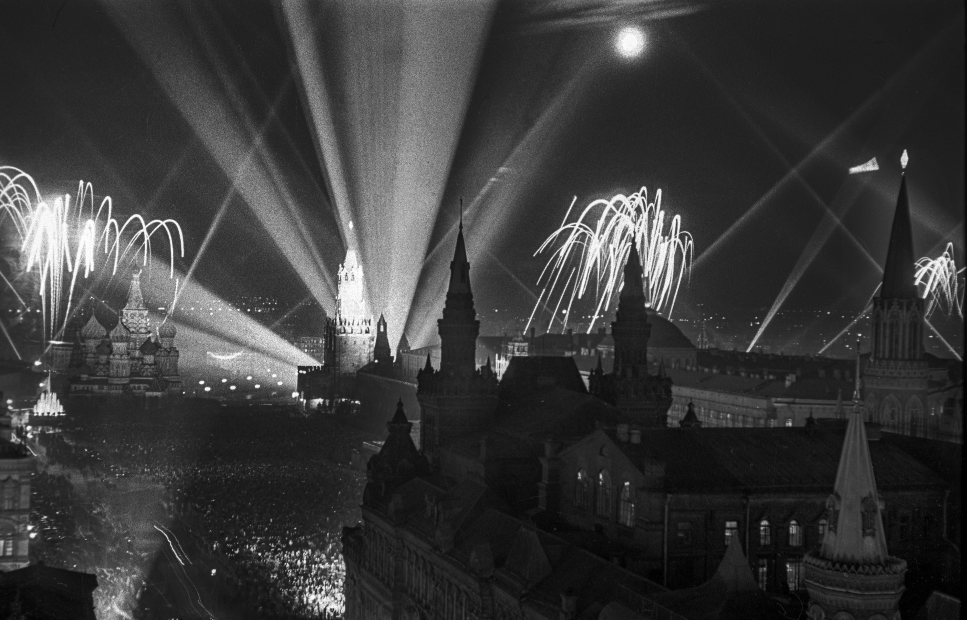 Фото москва победа. Салют Победы 1945 года на красной площади в Москве. Парад Победы 24 июня 1945 салют. Грачев Михаил салют Победы Москва 1945. Салют в день Победы 1945.