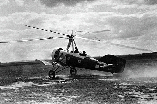 Летчик-испытатель поднимает в воздух один из первых советских автожиров, 1932 г.