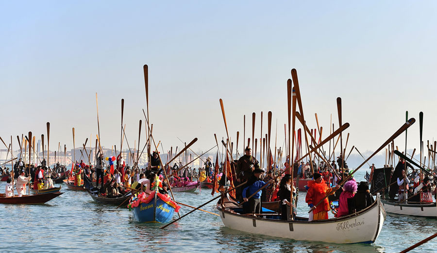 В Венеции начался карнавал 2019 года : репортаж открытия « Тутта колпа делла Луна » Война и мир