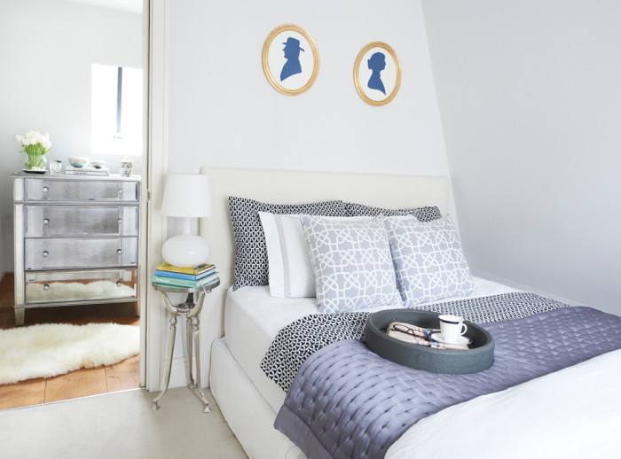 Акцентное пятно на фоне светлой цветовой гаммы позволит создать по-настоящему уникальный и современный дизайн в спальной комнате.