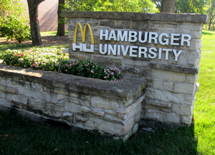 Университет Гамбургера с филиалами по всему миру.