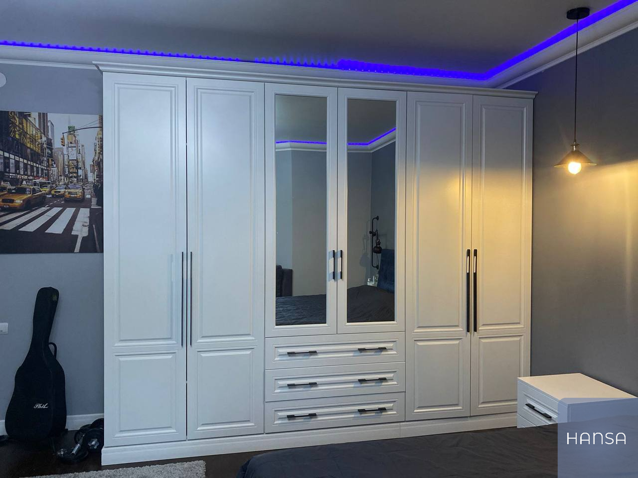 Современный шкаф в спальню белого цвета с фрезерованными фасадами и ящиками