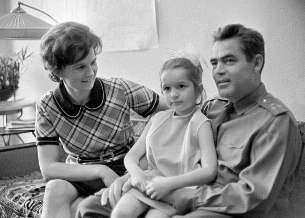 Космонавты Валентина Терешкова, Андриян Николаев и их дочь Алена, 1970 год. знаменитости, люди, фото