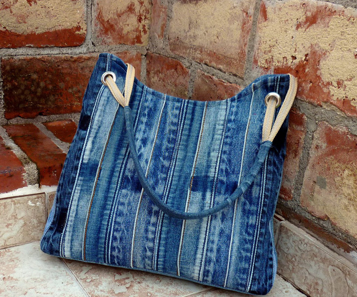    !✂ ✂ ✂   ,    -     !