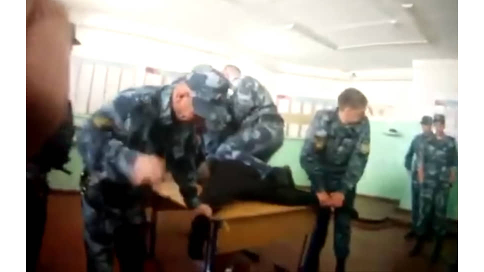 Кадр из видеозаписи, на которой сотрудники ИК-1 избивают заключенного Евгения Макарова