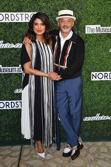 На лабутенах и в спортивных штанах: Приянка Чопра рассказала, что носит дома на карантине На лабутенах и в спортивных штанах: Приянка Чопра рассказала, что носит дома на карантине Мода,Стиль звезд