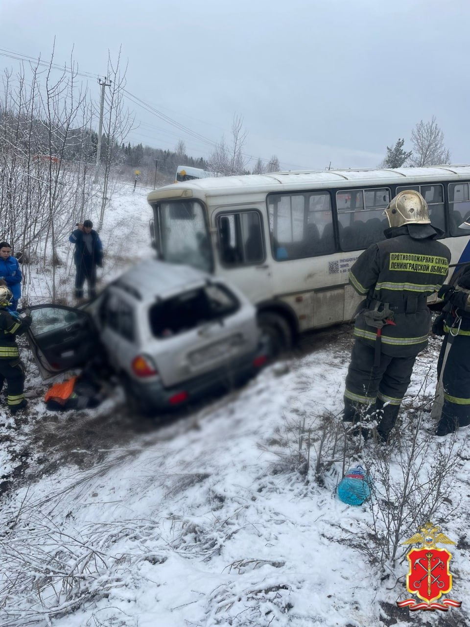 Смертельное ДТП под Кингисеппом: «Хёндэ» и ПАЗ с рабочими вылетели в кювет