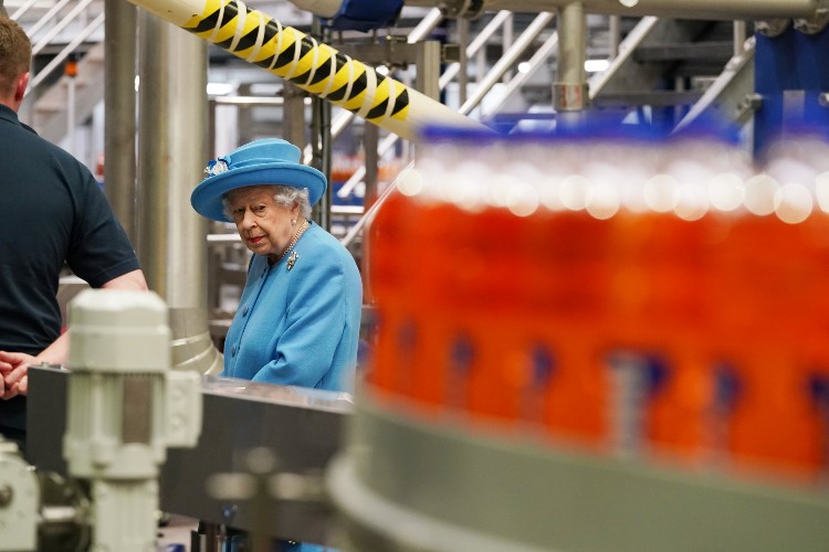 Королева Елизавета II и принц Уильям посетили завод газированных напитков в Шотландии Монархи,Британские монархи