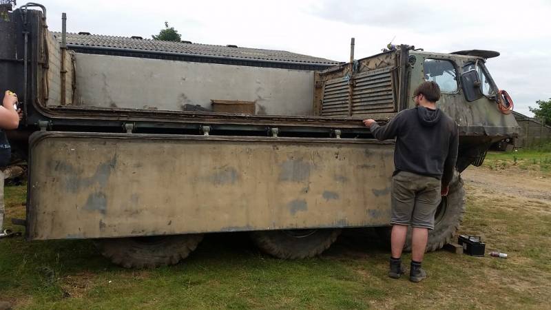 По земле и воде. Амфибийный грузовик Alvis Stalwart оружие