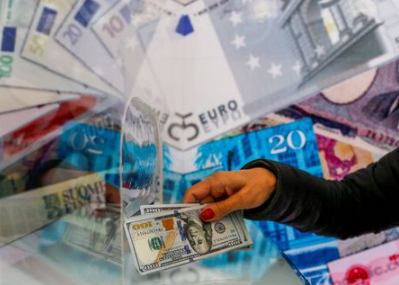 A money changer sells U.S. dollar bills at a currency exchange office in Ankara, Turkey September 24, 2021. REUTERS/Cagla Gurdogan
