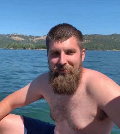 мужчина на озере