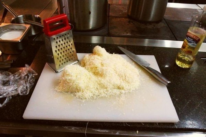 Чтобы сыр не прилипал к терке, достаточно смазать ее поверхность подсолнечным маслом.