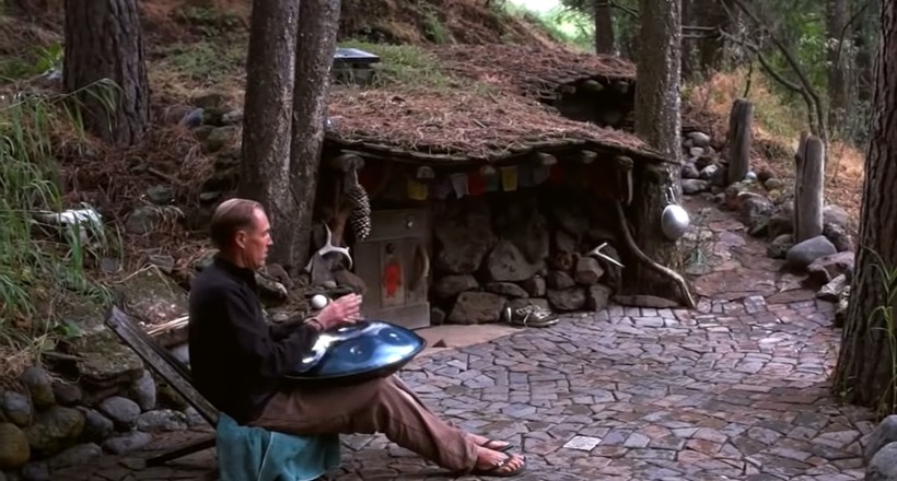Видео: Мужчина живет в землянке в лесу уже 20 лет и ни о чем не жалеет где и как,жилье,кто