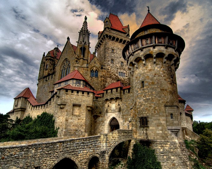 Рыцарские замки имели не только красивый вид, но и стратегически правильные архитектурные решения. /Фото: politikus.ru