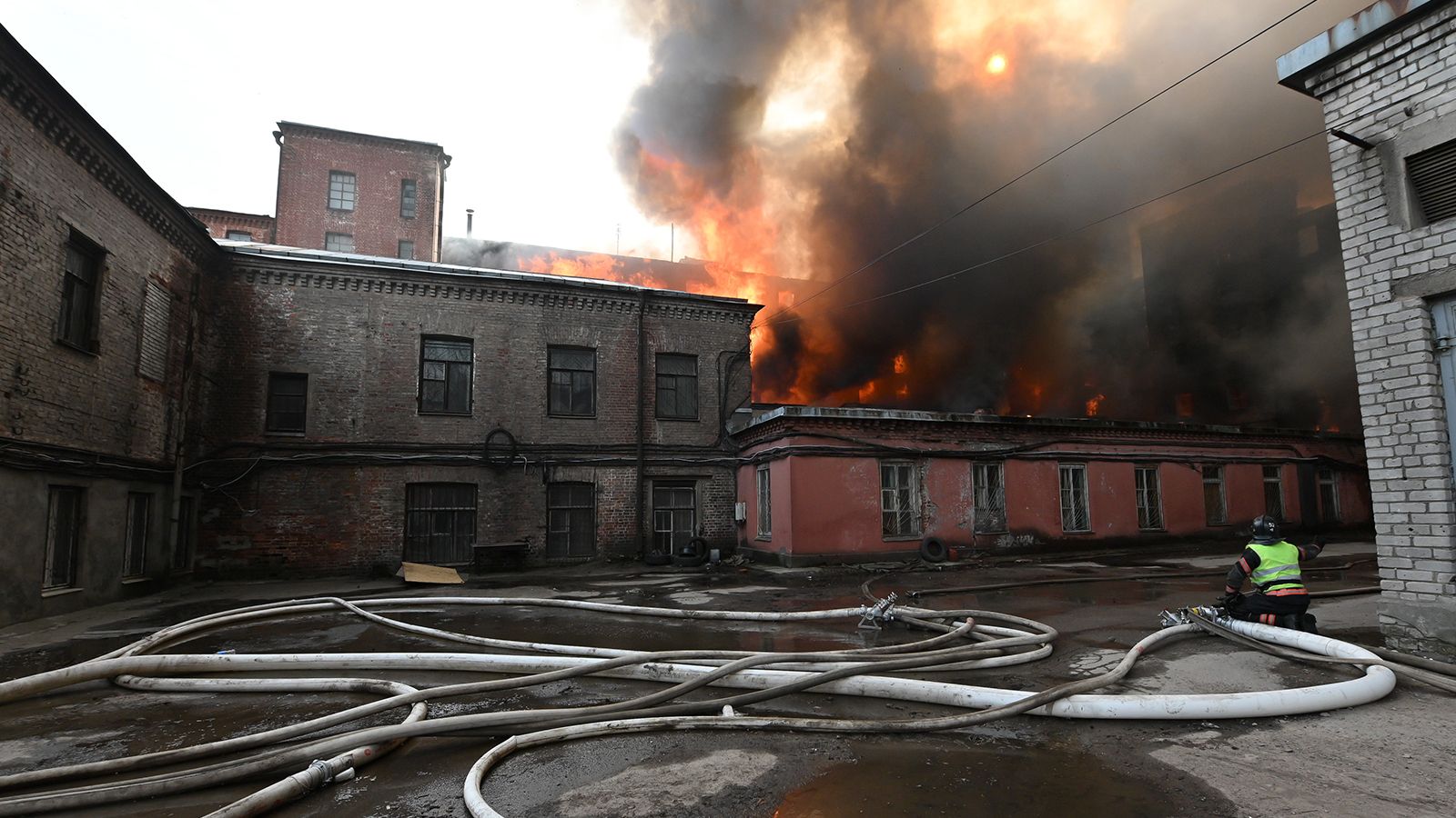 Мебельный сгорел. Пожар в Ставрополе. Горит завод. Пожар в здании. Пожар на производстве.