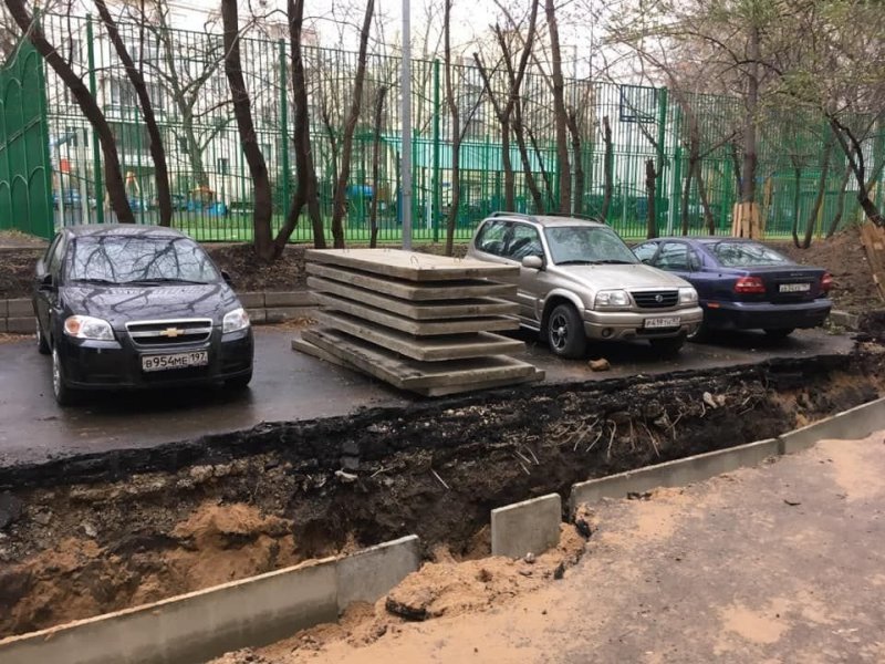 В Москве коммунальщики сделали противоугонную систему для водителей, но те ей не рады.