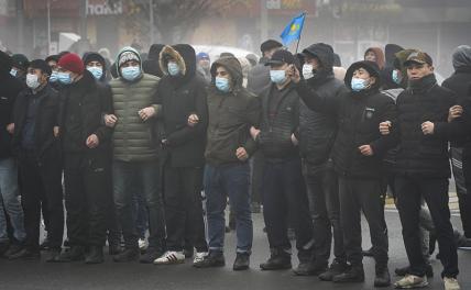 На фото: участники акции против повышения цен на сжиженный газ в Алма-Ате, Казахстан.