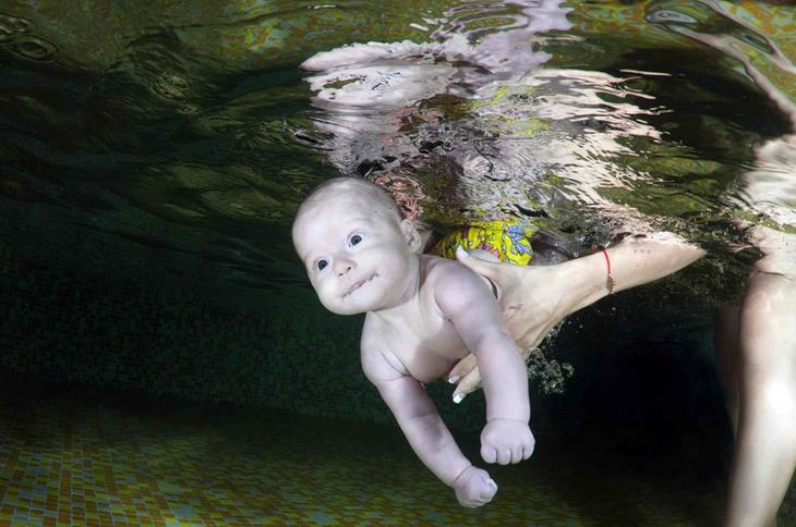 Счастливые дети под водой воспитание