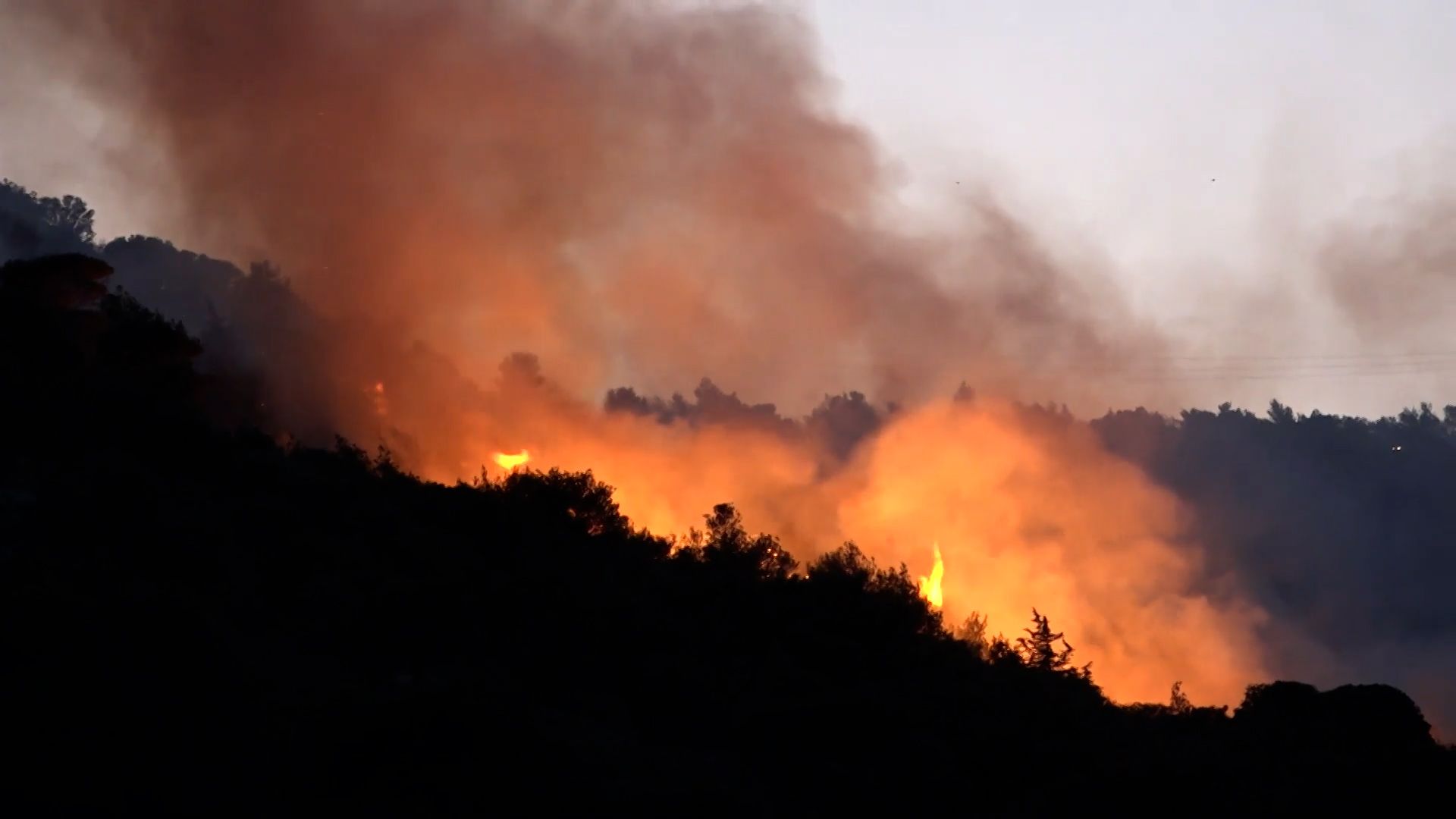 Пригород Афин охватили пожары