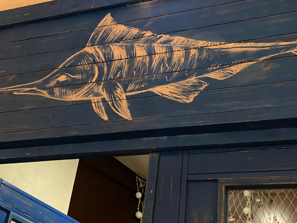 Рыба и прочие обитатели морей встречают вас уже на входе в ресторан Баренц