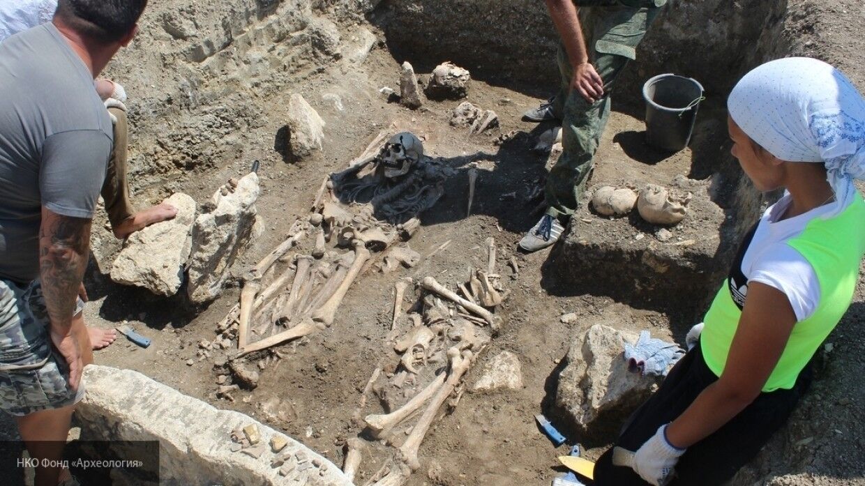 Найденные в крыму люди. Найденные в крыму люди. Найденные в крыму люди. Найденные в крыму люди. Раскопан в крыму запись флавия на камне.