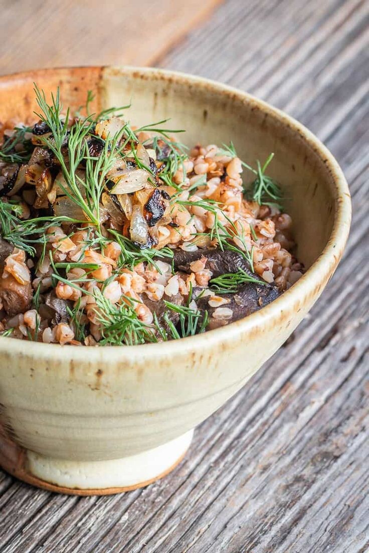 Гречка с жареными грибами, луком и орехами: сытное блюдо без лишнего