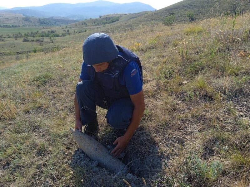 В Феодосии и Ленинском районе Крыма пиротехники МЧС обезвредили найденные боеприпасы