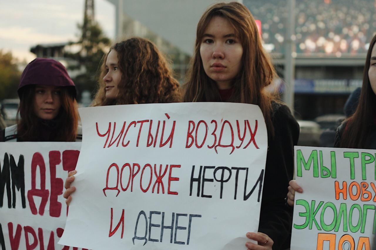 Жители против. Пикет девушки с плакатом на въезд в Уяр.