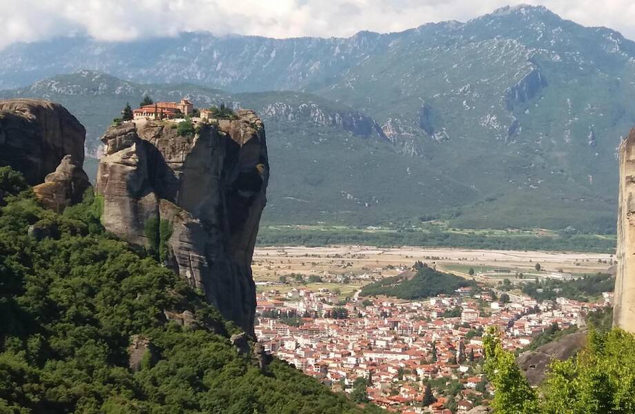 Монастырь Святой Троицы в Греции, возвышающийся на 400 м над землей