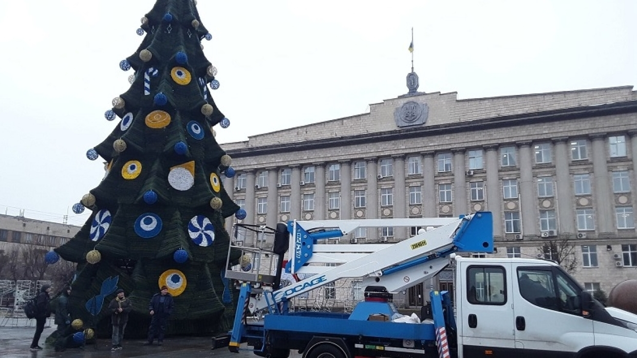 Главную елку в украинских Черкассах украсили «оком сатаны»