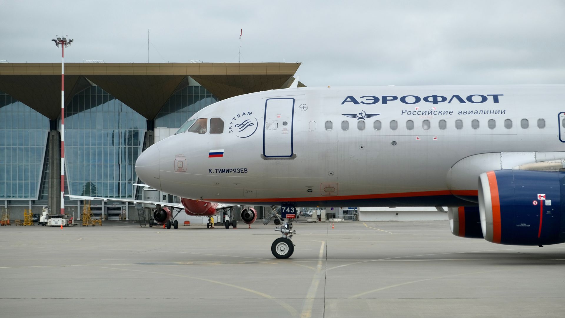Два вылетевших из Москвы в Ереван самолета экстренно приземлились в Минводах Происшествия