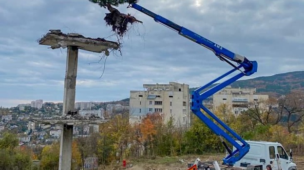 В Ялте с недостроя сняли сосну