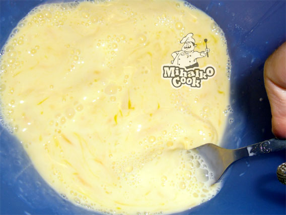 Взбиваем яйца с молоком Блинный торт