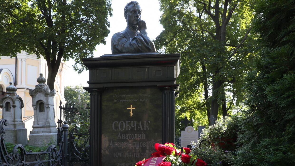 Беглов на Никольском кладбище почтил память Анатолия Собчака