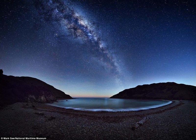 Млечный путь над озером Ротокура в Кейбл Бэй в Новой Зеландии. Марк Джи, Австралия. астрономия, конкурс, космос, красиво, лучшее, планеты, фото, фотографы