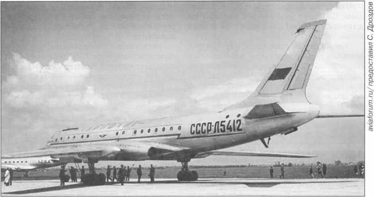 Первый серийный Ту-104 после покраски