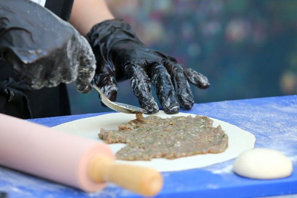 Проверенный рецепт: чебуреки получаются невероятно вкусными — обязательно нужно попробовать