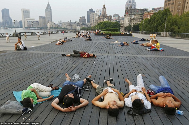 20 июля температура воздуха в Шанхае достигла рекордной за всю историю наблюдений отметки — 40,9 градусов по Цельсию аквапарк, бассейн, давка, жара, китай, люди, отдых