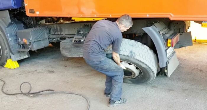 Для чего на многих фурах поднимают задние колеса Для чего на многих фурах поднимают задние колеса авто,автомобиль