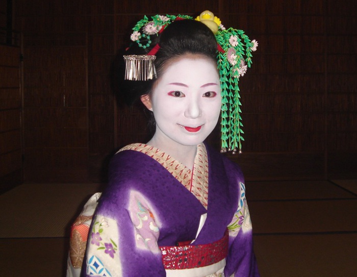 Прическа гейши: исчезающее искусство традиционной японской укладки волос