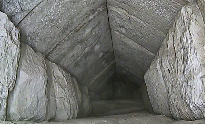 Внутри пирамиды Хеопса обнаружили ранее неизвестный запечатанный тоннель. Ход был спрятан от людей 4500 лет назад